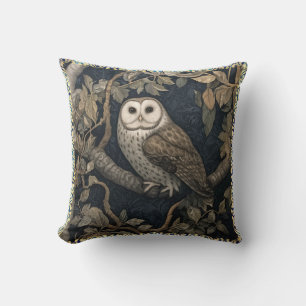 Barn Owl in einem Nachtwald William Morris Style Kissen