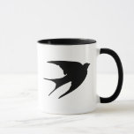 Barn Swallow Tasse<br><div class="desc">Die Silhouette einer fliegenden Scheune schluckt aus einem Vintage-Bild.</div>