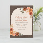 Barn Wood Earthy Burnt Orange Arch Wedding Einladung (Stehend Vorderseite)