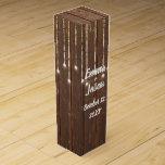 Barn Wood Wedding Lights Weinbox<br><div class="desc">Hanging Light String auf Stallholz für Neuvermählte. Text ist bearbeitbar.</div>