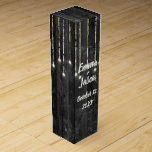 Barn Wood Wedding Lights Weinbox<br><div class="desc">Helle Saite auf dunkelgrauem rustikalem Stallholz für Jungvermählte. Text ist bearbeitbar.</div>