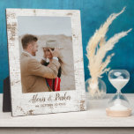 Barnwood Rustic Country Wedding Photo Keepsake Fotoplatte<br><div class="desc">Wedding photo keepsake,  features whitewashed barn wood effect frame (digitally created).  Personalize with your name and event date,  or any message preferred.  Ideal gift idea for the newlyweds,  anniversary,  and more.</div>