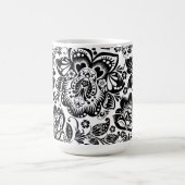Barockblumenmuster auf schwarz-weiß kaffeetasse (Mittel)