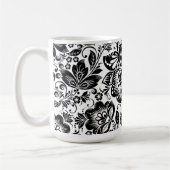 Barockblumenmuster auf schwarz-weiß kaffeetasse (Links)