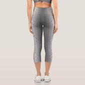 Barockblumenmuster mit grauem Rand Capri Leggings (Rückseite)