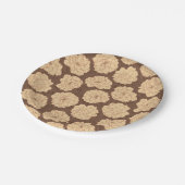 Barocke Rose auf walnussbraun - nahtloses Muster. Pappteller (Schrägansicht)