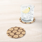 Barocke Rose auf walnussbraun - nahtloses Muster. Runder Pappuntersetzer (Vor Ort)