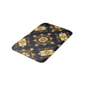 "Barockes Ornament-Muster in Gold und Schwarz" Dec Badematte (Schrägansicht)