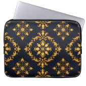"Barockes Ornament-Muster in Gold und Schwarz" Laptopschutzhülle (Vorderseite)