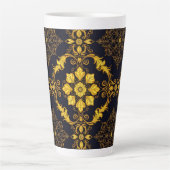 "Barockes Ornament-Muster in Gold und Schwarz" Milchtasse (Vorderseite)