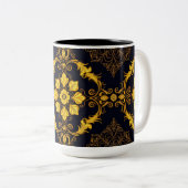 "Barockes Ornament-Muster in Gold und Schwarz" Zweifarbige Tasse (VorderseiteRechts)