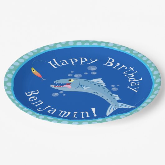 Barracuda hungriger Cartoon zum Angeln personalisi Pappteller (Schrägansicht)