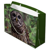 Barred Owl Große Geschenktüte (Rückseite Schrägansicht)