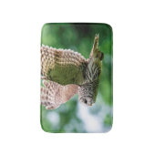 Barred Owl im Flug Badematte (Vorderseite Vertikal)