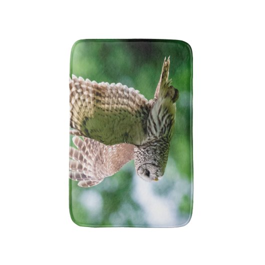 Barred Owl im Flug Badematte (Vorderseite Vertikal)