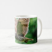 Barred Owl im Flug Kaffeetasse (VorderseiteRechts)