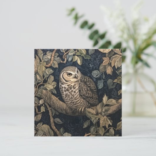 Barred Owl im Wald William Morris Style Einladung (Stehend Vorderseite)