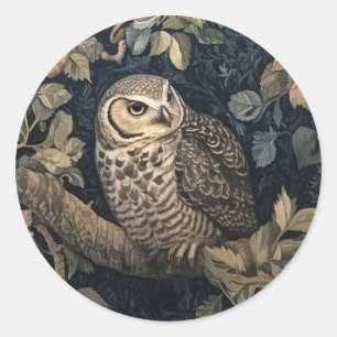 Barred Owl in einem Nachtwald William Morris Style Runder Aufkleber