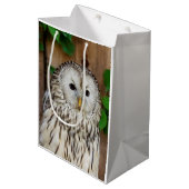 Barred Owl Mittlere Geschenktüte (Vorderseite Schrägansicht)