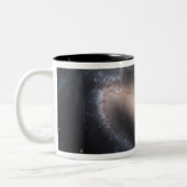 Barred Spiral Galaxy NGC 1300 Zweifarbige Tasse (Links)