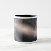 Barred Spiral Galaxy NGC 1300 Zweifarbige Tasse (Mittel)