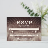 Barrennen mit String Lights Rustikale Hochzeit RSVP Karte (Stehend Vorderseite)