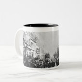 Barrikade in der Rue de Flandre Zweifarbige Tasse (Vorderseite Links)