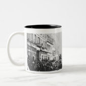 Barrikade in der Rue de Flandre Zweifarbige Tasse (Links)