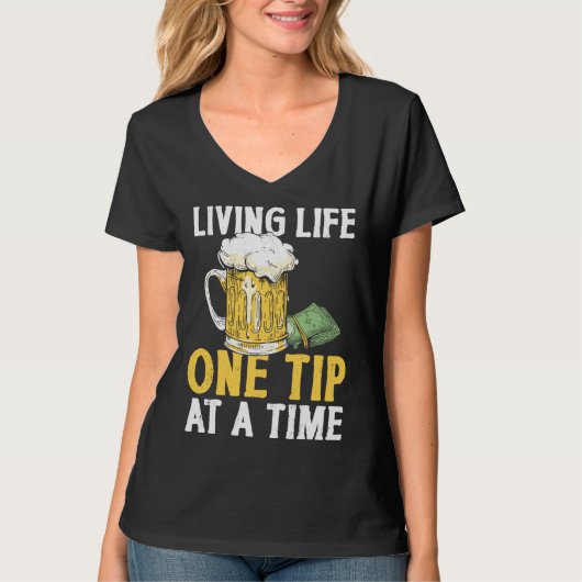 Bartender Mixologist Living Life One Tip At A Time T-Shirt (Vorderseite)