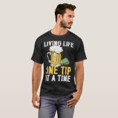Bartender Mixologist Living Life One Tip At A Time T-Shirt (Vorne ganz)