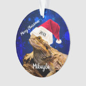 Barteter Drache in Weihnachtsmannmütze Ornament (Vorderseite)
