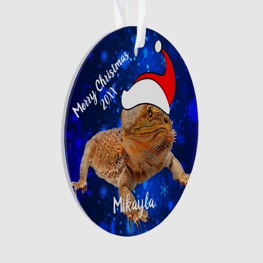 Barteter Drache in Weihnachtsmannmütze Ornament (Vorderseite)