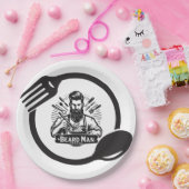Bärtiger Mann kocht Papierplatten Pappteller (Party)