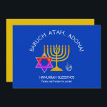 BARUCH ATAH ADONAI | Hanukkah Blessings Feiertagskarte<br><div class="desc">Stilvolles, elegantes Dekor für Ihre HANUKKAH Dekoration. Design zeigt ein goldfarbenes MENORAH mit bunten DAVID STAR und silbergrauer DREIDEL. Oben steht ein kurviger Text, in dem es heißt: BARUCH ATAH, ADONAI (Gesegnet bist du, o Gott) und unter dem Text liest HANUKKAH BLESSINGS VON UNSERER ZUHAUSE ZU IHNEN. Auf der anderen...</div>