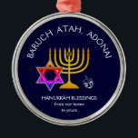 BARUCH ATAH ADONAI | Hanukkah Blessings Ornament Aus Metall<br><div class="desc">Stilvolles, elegantes Dekor für Ihre HANUKKAH Dekoration. Design zeigt ein goldfarbenes MENORAH mit bunten DAVID STAR und silbergrauer DREIDEL. Oben steht ein kurviger Text, in dem es heißt: BARUCH ATAH, ADONAI (Gesegnet bist du, o Gott) und unter dem Text liest HANUKKAH BLESSINGS VON UNSERER ZUHAUSE ZU IHNEN. ALL TEXT IST...</div>