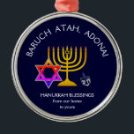 BARUCH ATAH ADONAI | Hanukkah Blessings Ornament Aus Metall<br><div class="desc">Stilvolles, elegantes Dekor für Ihre HANUKKAH Dekoration. Design zeigt ein goldfarbenes MENORAH mit bunten DAVID STAR und silbergrauer DREIDEL. Oben steht ein kurviger Text, in dem es heißt: BARUCH ATAH, ADONAI (Gesegnet bist du, o Gott) und unter dem Text liest HANUKKAH BLESSINGS VON UNSERER ZUHAUSE ZU IHNEN. ALL TEXT IST...</div>