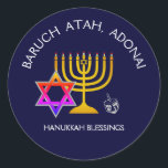 BARUCH ATAH ADONAI | Hanukkah Blessings Runder Aufkleber<br><div class="desc">Stilvolle, moderne HANUKKAH Aufkleber. Design zeigt ein goldfarbenes MENORAH mit bunten DAVID STAR und silbergrauer DREIDEL. Oben steht gebogener Text, der BARUCH ATAH, ADONAI (Gesegnet bist du, o Gott) sagt und unter dem Text steht HANUKKAH BLESSINGS. ALL TEXT IST KUNDENBAR, sodass Sie mit Ihrer eigenen Auswahl an Gruß und Text...</div>
