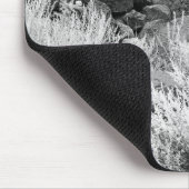 Basalt-Lava-Felsen in der Wüste, Schwarzweiss-Foto Mousepad (Ecke)