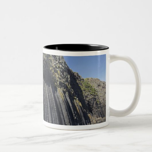 Basalt-Spalten durch Fingals Höhle, Staffa, weg Zweifarbige Tasse (Rechts)