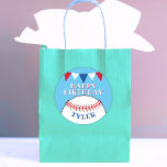 Baseball Ball Blue Kids Boy Name Happy Birthday Runder Aufkleber<br><div class="desc">Baseball Ball Blue Kids Boy Name Happy Birthday Classic Round Aufkleber. Niedlicher personalisierter Geburtstagsaufkleber für Kinder. Das Design hat Baseball und bunte Fahnen in Rot,  Weiß und Blau auf einem blauen Hintergrund. Personalisieren Sie diesen Geburtstagsaufkleber mit einem Kindernamen. Ideal für einen Jungen,  der Baseball Liebe.</div>