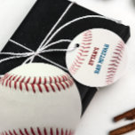 Baseball Bar Mitzvah Red Blue Favor Tags Geschenkanhänger<br><div class="desc">Die wesentliche Touch für jedes Baseball-Party,  dieses Design zeigt das Aussehen eines Baseballs,  und kann mit jedem Namen und Event personalisiert werden. Fügen Sie Ihre spezielle Nachricht auf der Rückseite hinzu. Ideal für die Ende der Saison Spieler Geschenke,  oder Geburtstagsfavoriten! Ändern Sie die Farben mit der Schaltfläche 'Weitere Anpassung'.</div>