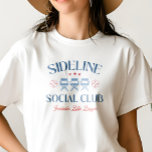 Baseball Baseline Social Club mit Liga-Namen T-Shirt<br><div class="desc">Machen Sie sich bereit, Ihren Baseball-Mama-Stolz mit unserem Baseball-Fan-T - Shirt zu zeigen: ein elegantes Schriftart-Sprichwort "SIDELINE SOCIAL CLUB" und drei Camping-Sessel, Baseball und Stars. Wir haben einen besonderen Platz verlassen, nur für den Namen Ihres Teams, der es Ihnen ermöglicht, dieses Design zu personalisieren und es wirklich zu Ihrem eigenen...</div>