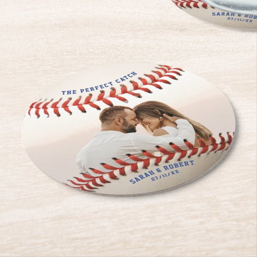 Baseball das perfekte Catch Couple Foto Hochzeit Runder Pappuntersetzer (Angewinkelt)