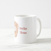 Baseball-Handschuh Strike Drei Kaffeetasse (VorderseiteRechts)