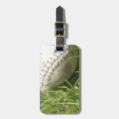 Baseball im Gras Gepäckanhänger (Vorderseite vertikal)