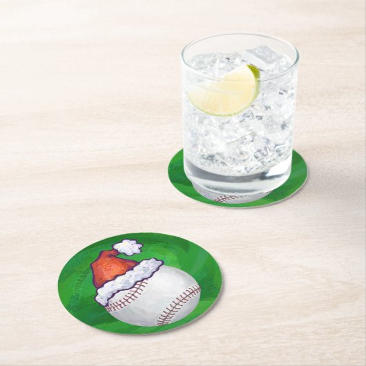 Baseball in Weihnachtsmannmütze über Grün Runder Pappuntersetzer (Vor Ort)