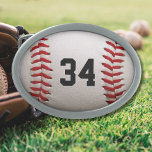 Baseball mit benutzerdefinierbarer Nummer Ovale Gürtelschnalle<br><div class="desc">Ein Makrofoto eines nagelneuen Baseballs mit roter Naht. Perfektes Geschenk für den Baseball Softball-Freak oder Sportfanatiker.</div>