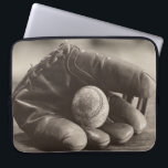 Baseball Nostalgie - Mitt und Baseball Laptopschutzhülle<br><div class="desc">"Baseball Nostalgia I" von Judy B. Messer. Enthält ein sepia-ähnliches Foto eines Baseball-Mitts und Baseballs.</div>