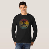 Baseball-Pitcher wirft Baseballhandschuh Retro 70e T-Shirt (Vorne ganz)