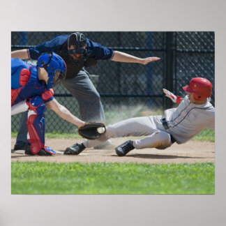 Baseball-Spieler, der in Zuhause gleitet Poster